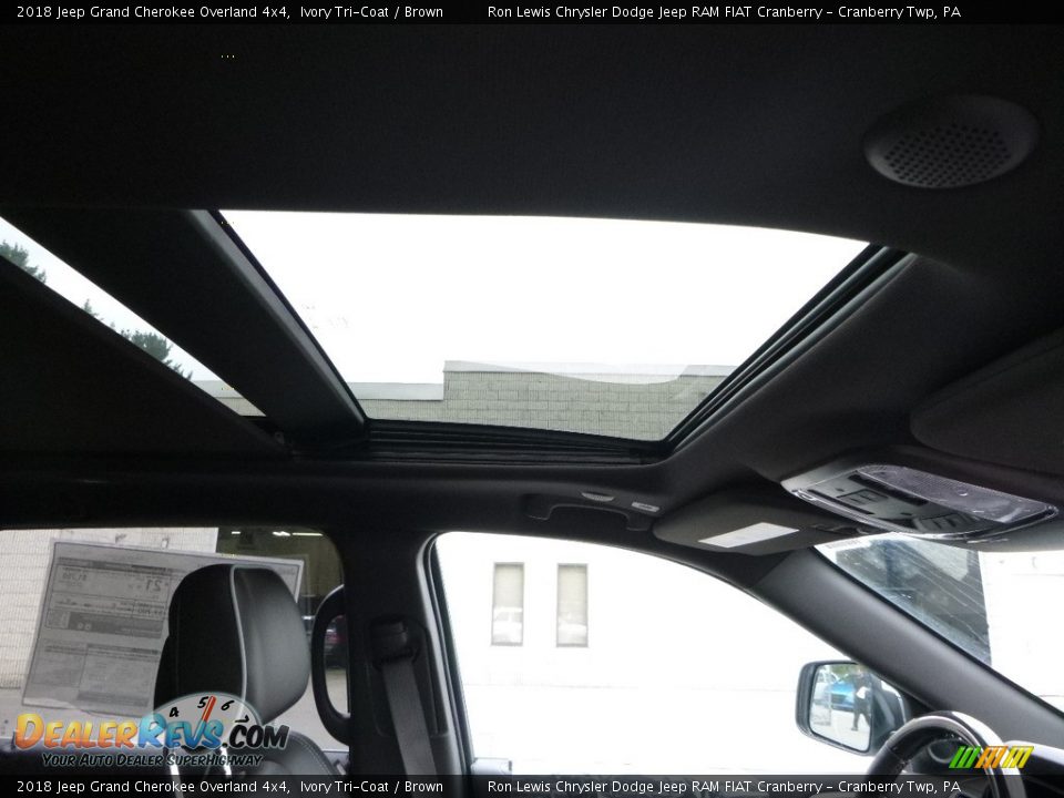 2018 Jeep Grand Cherokee Overland 4x4 Ivory Tri-Coat / Brown Photo #10