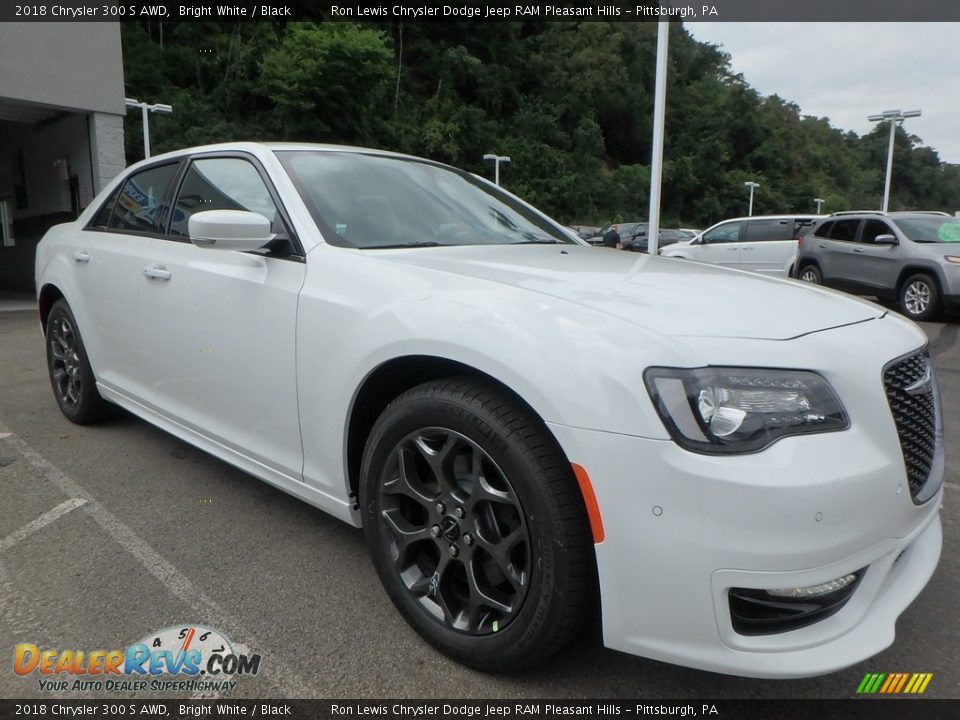 Front 3/4 View of 2018 Chrysler 300 S AWD Photo #7