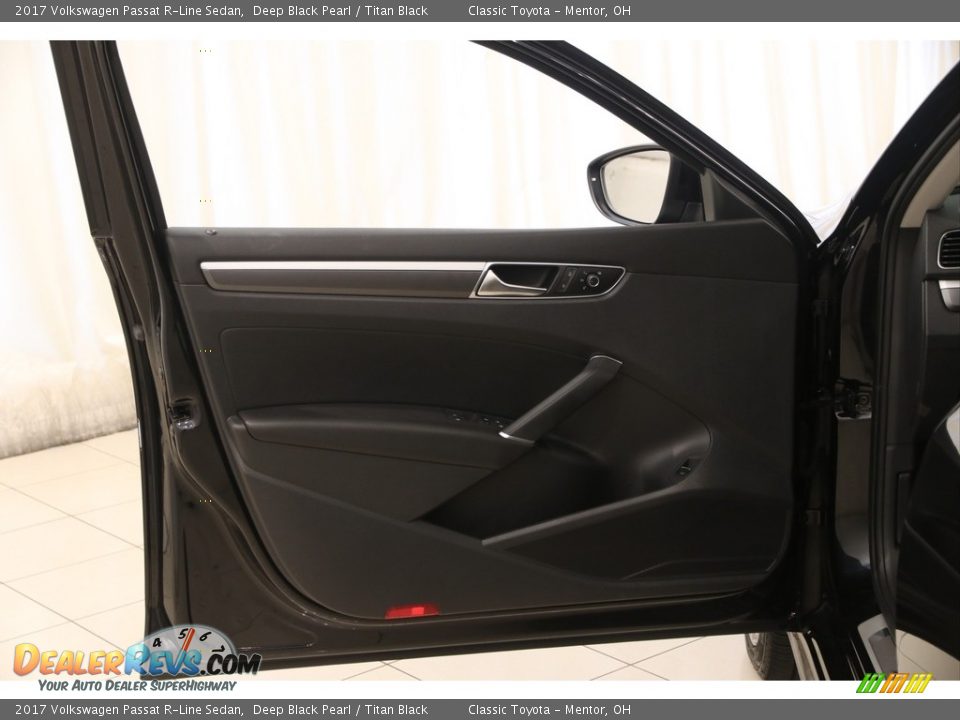 Door Panel of 2017 Volkswagen Passat R-Line Sedan Photo #4