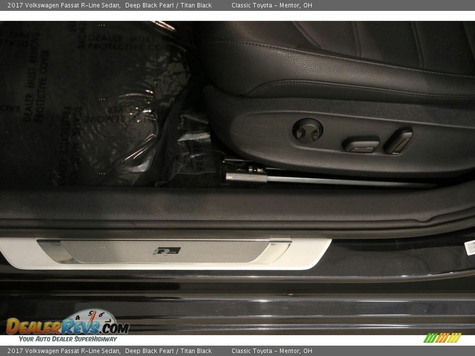2017 Volkswagen Passat R-Line Sedan Deep Black Pearl / Titan Black Photo #5