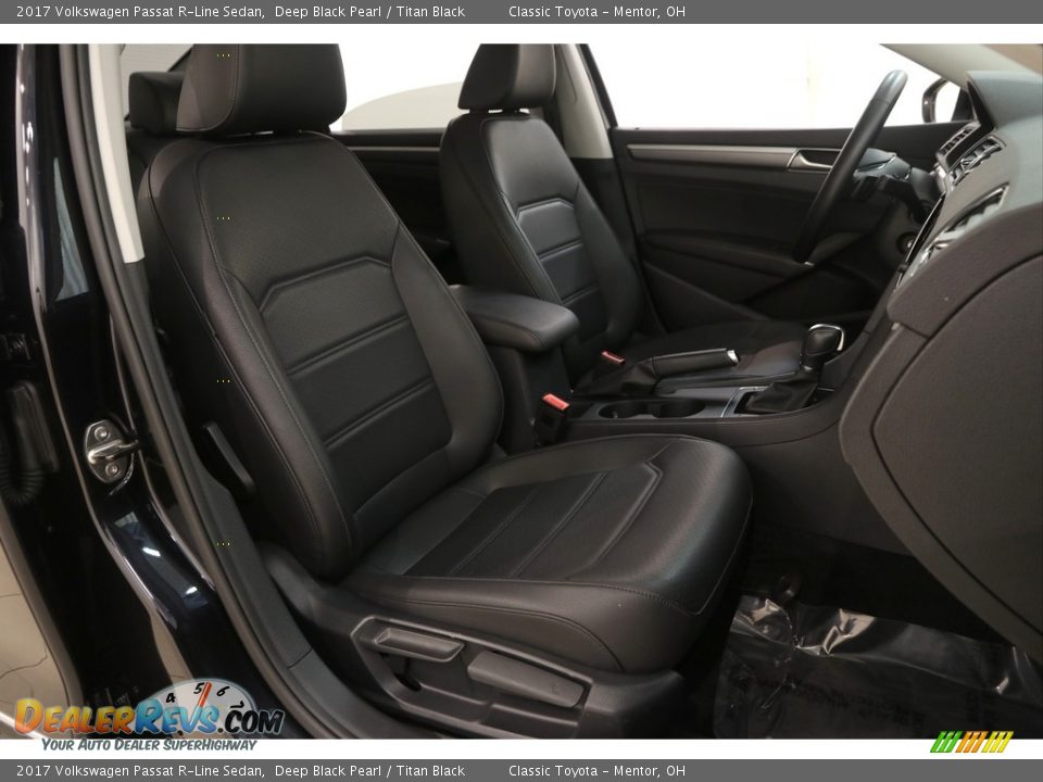 2017 Volkswagen Passat R-Line Sedan Deep Black Pearl / Titan Black Photo #16