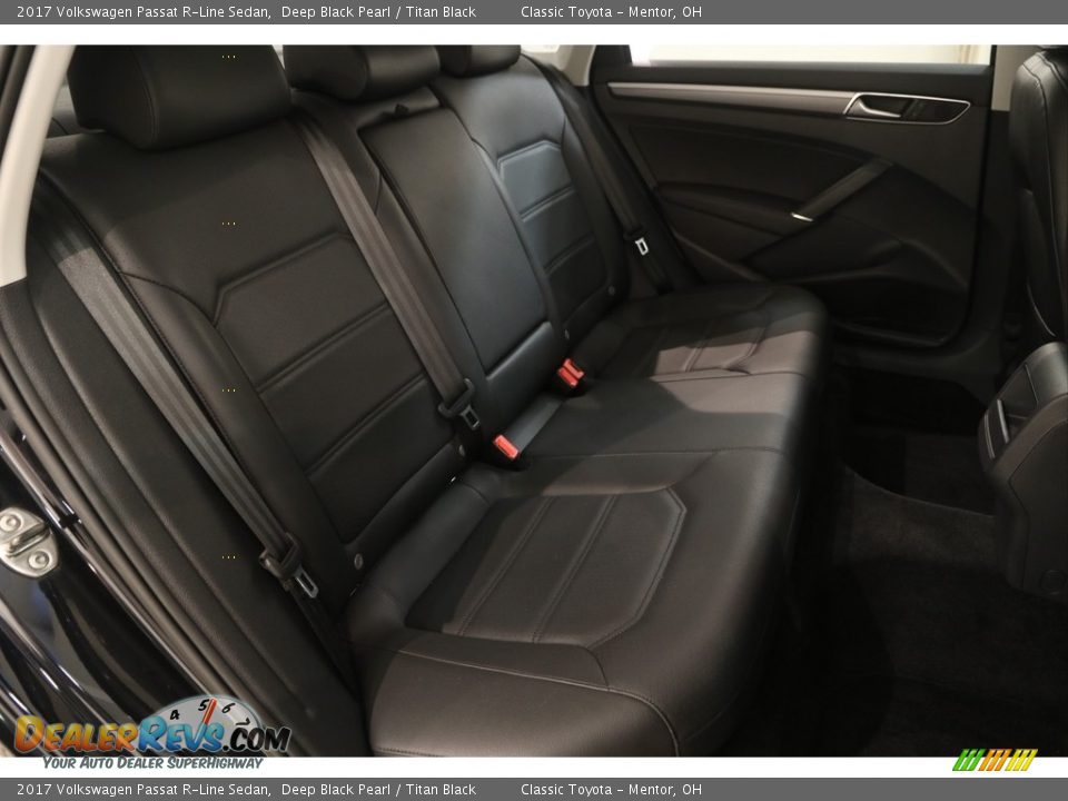 2017 Volkswagen Passat R-Line Sedan Deep Black Pearl / Titan Black Photo #17