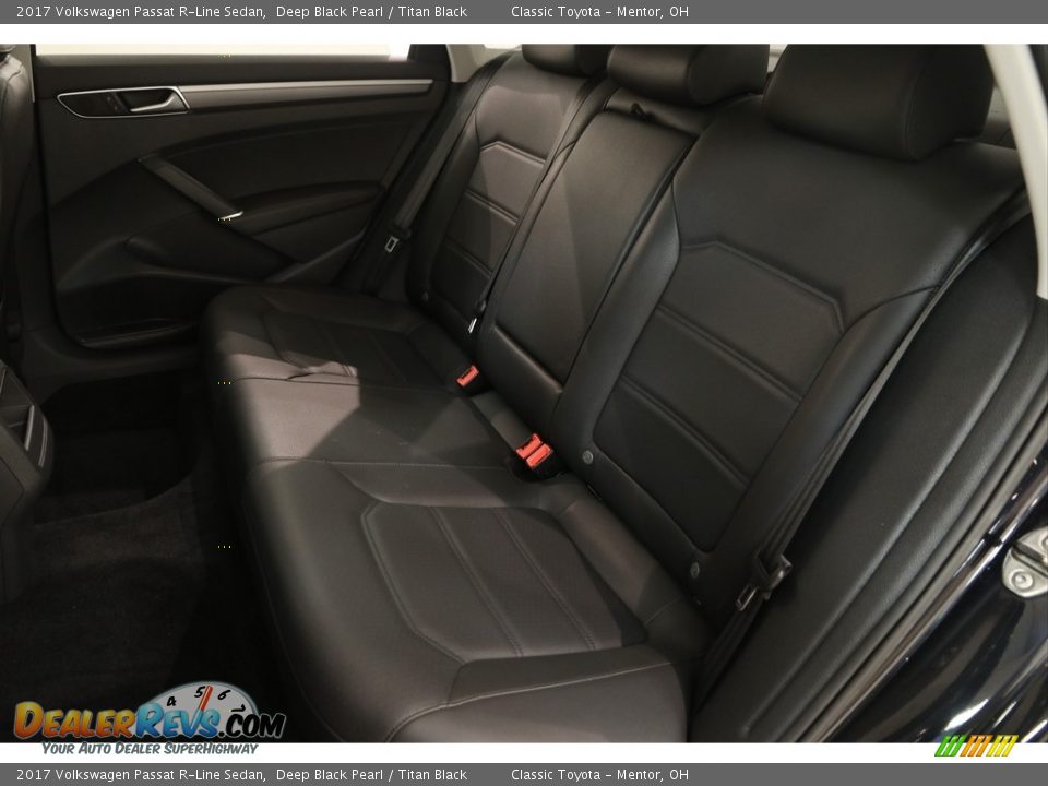 2017 Volkswagen Passat R-Line Sedan Deep Black Pearl / Titan Black Photo #18