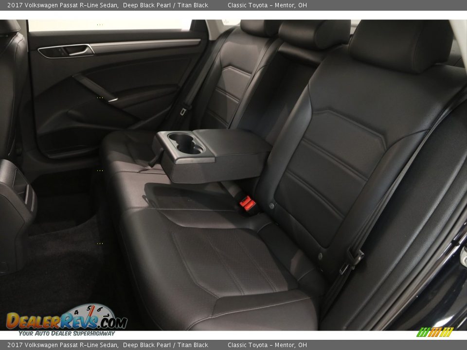 2017 Volkswagen Passat R-Line Sedan Deep Black Pearl / Titan Black Photo #19