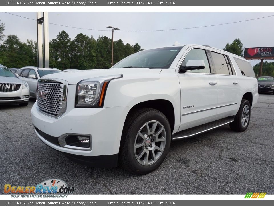 Front 3/4 View of 2017 GMC Yukon Denali Photo #3