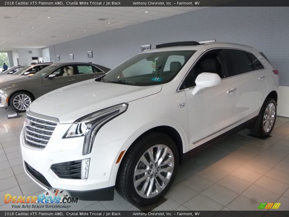 Front 3/4 View of 2018 Cadillac XT5 Platinum AWD Photo #11