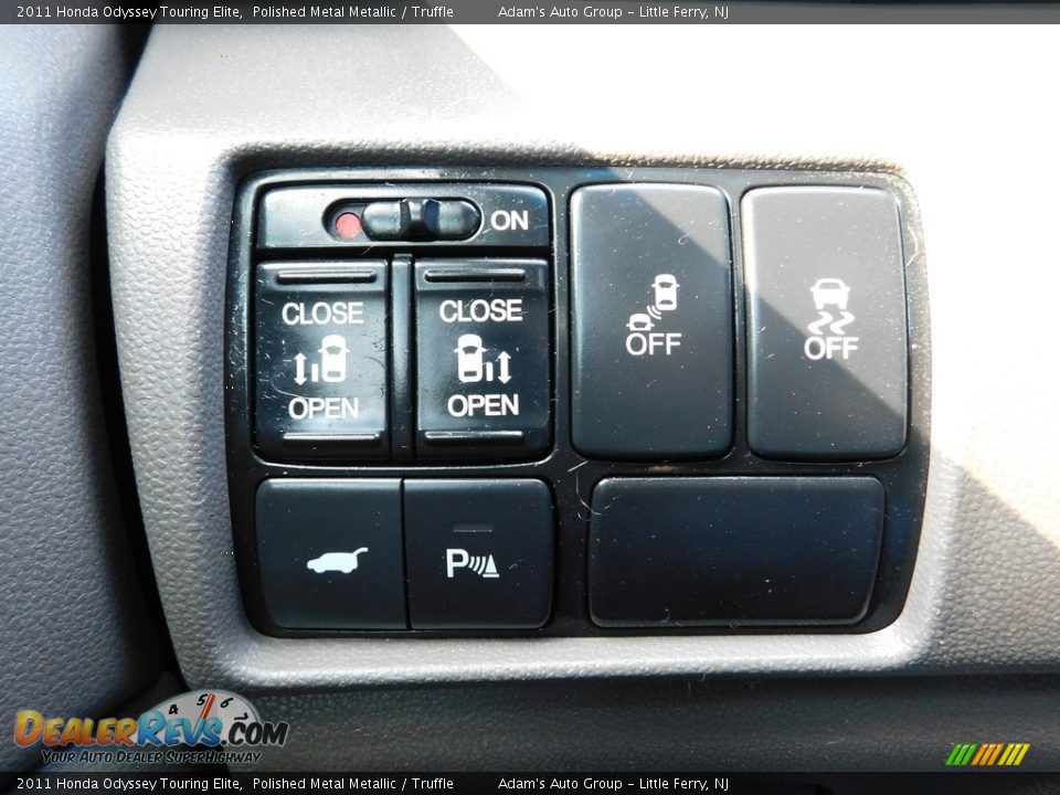 2011 Honda Odyssey Touring Elite Polished Metal Metallic / Truffle Photo #21