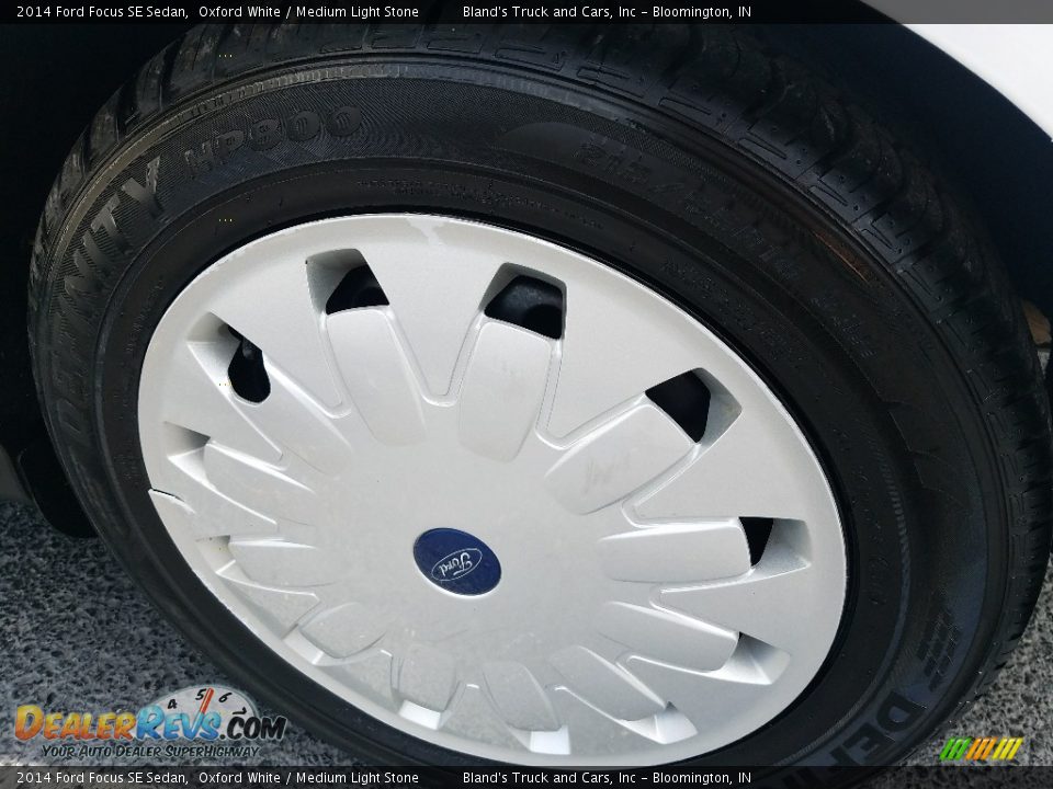 2014 Ford Focus SE Sedan Oxford White / Medium Light Stone Photo #31