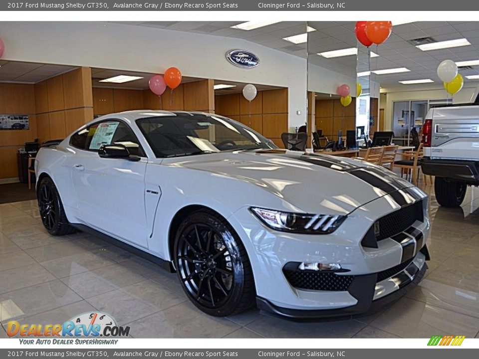 Front 3/4 View of 2017 Ford Mustang Shelby GT350 Photo #1
