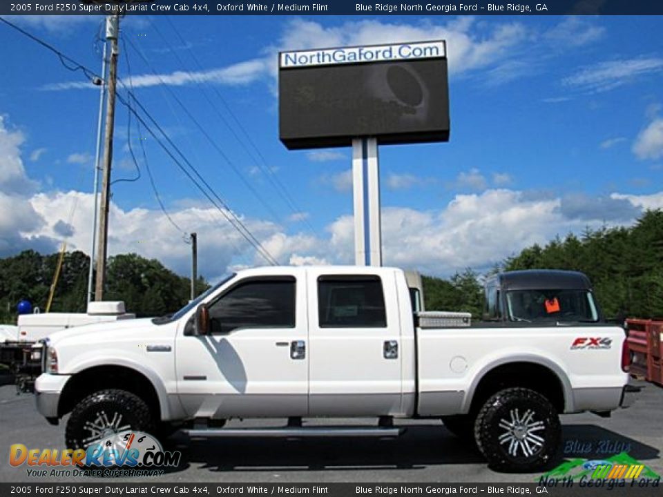 2005 Ford F250 Super Duty Lariat Crew Cab 4x4 Oxford White / Medium Flint Photo #2