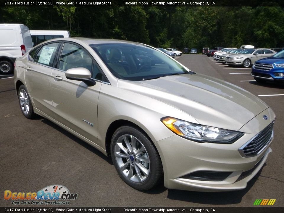 Front 3/4 View of 2017 Ford Fusion Hybrid SE Photo #3