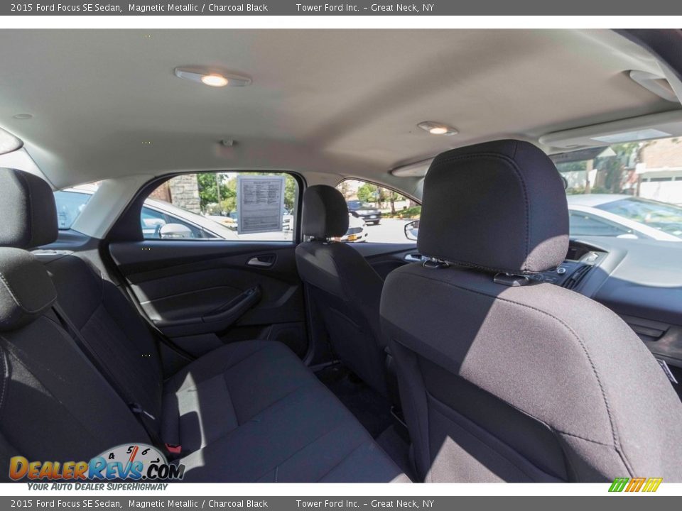 2015 Ford Focus SE Sedan Magnetic Metallic / Charcoal Black Photo #22