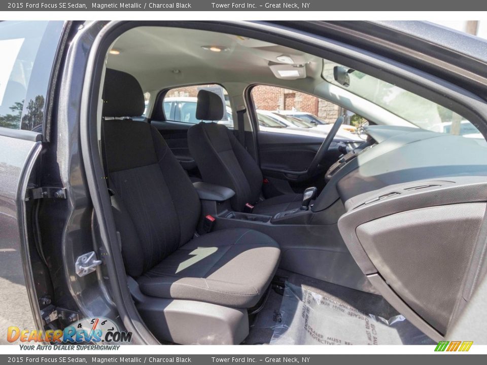 2015 Ford Focus SE Sedan Magnetic Metallic / Charcoal Black Photo #25