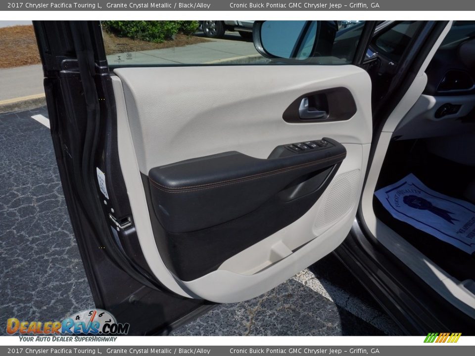 2017 Chrysler Pacifica Touring L Granite Crystal Metallic / Black/Alloy Photo #11
