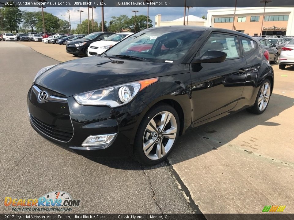 Front 3/4 View of 2017 Hyundai Veloster Value Edition Photo #1