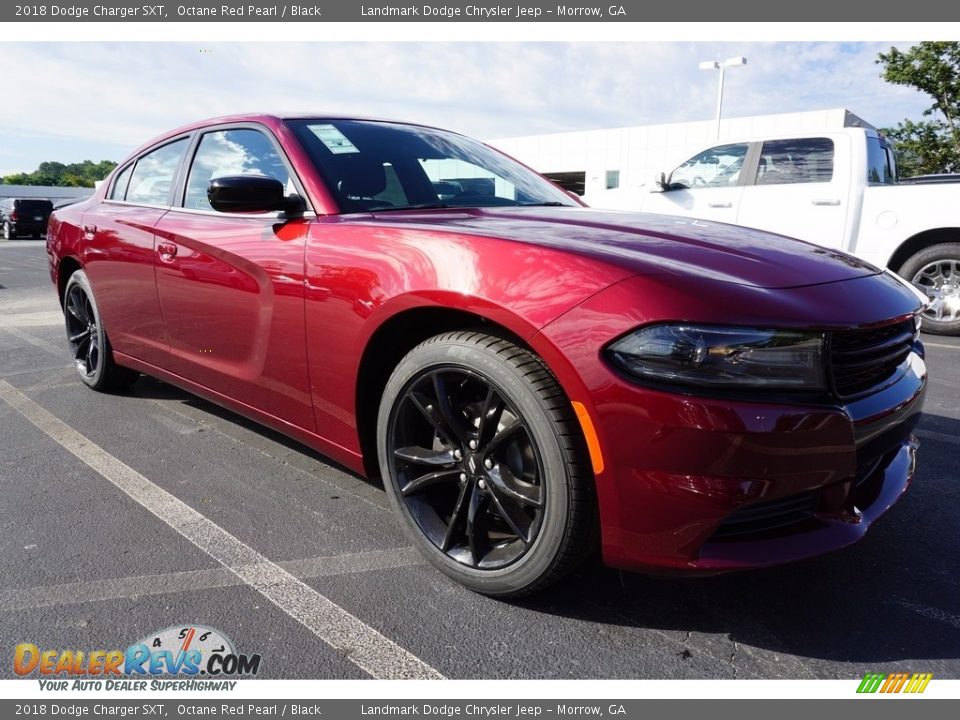 Front 3/4 View of 2018 Dodge Charger SXT Photo #4