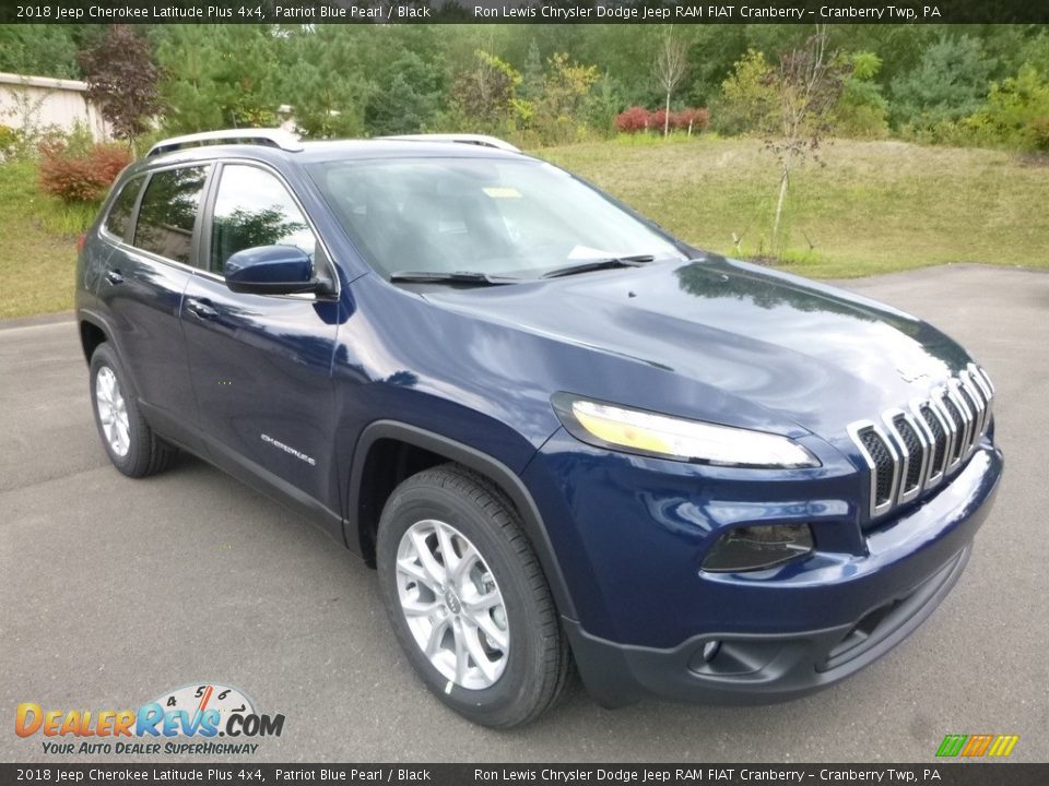 Front 3/4 View of 2018 Jeep Cherokee Latitude Plus 4x4 Photo #7