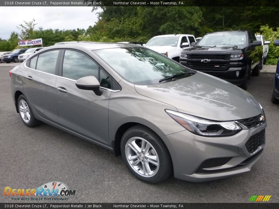 Front 3/4 View of 2018 Chevrolet Cruze LT Photo #7
