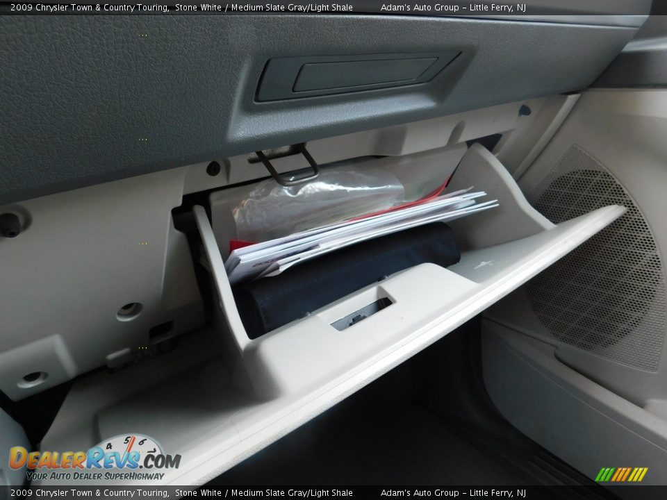 2009 Chrysler Town & Country Touring Stone White / Medium Slate Gray/Light Shale Photo #25