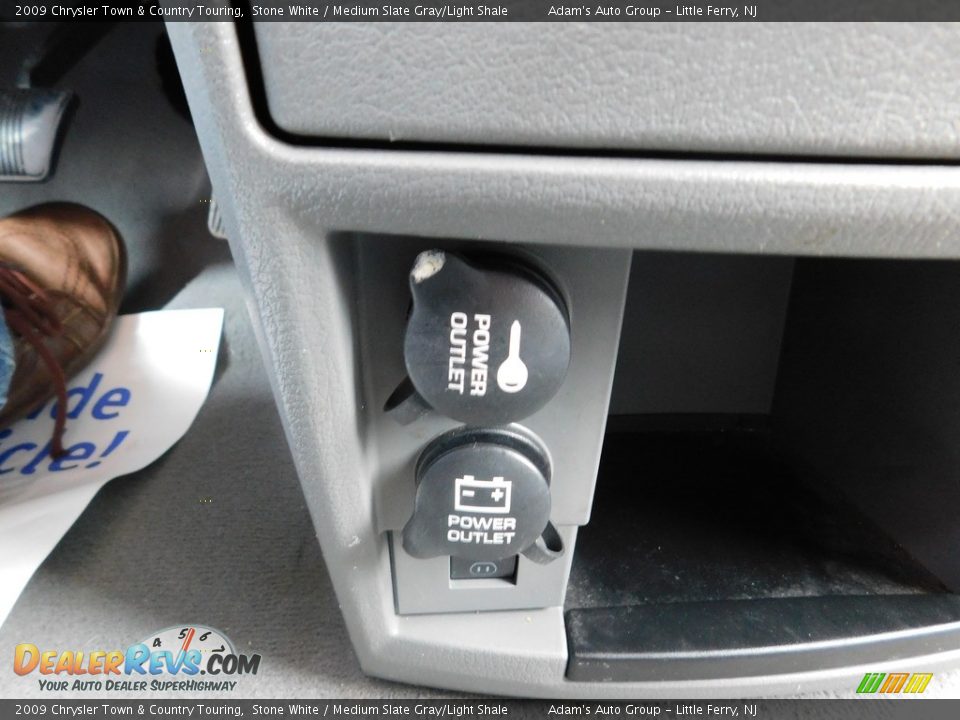2009 Chrysler Town & Country Touring Stone White / Medium Slate Gray/Light Shale Photo #27