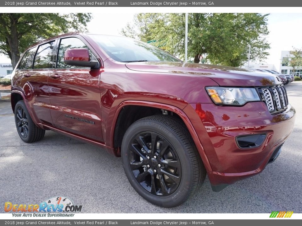 Front 3/4 View of 2018 Jeep Grand Cherokee Altitude Photo #4
