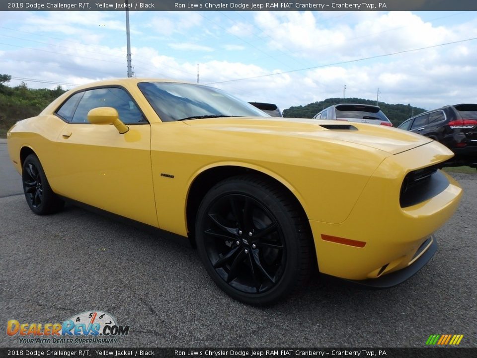 Front 3/4 View of 2018 Dodge Challenger R/T Photo #4