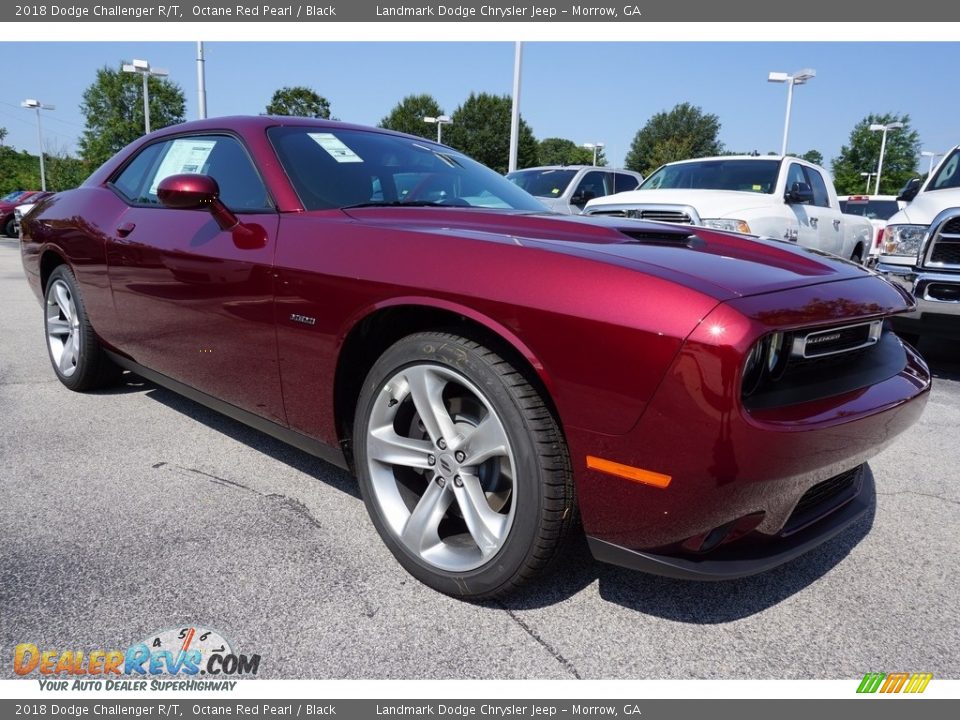 Front 3/4 View of 2018 Dodge Challenger R/T Photo #4