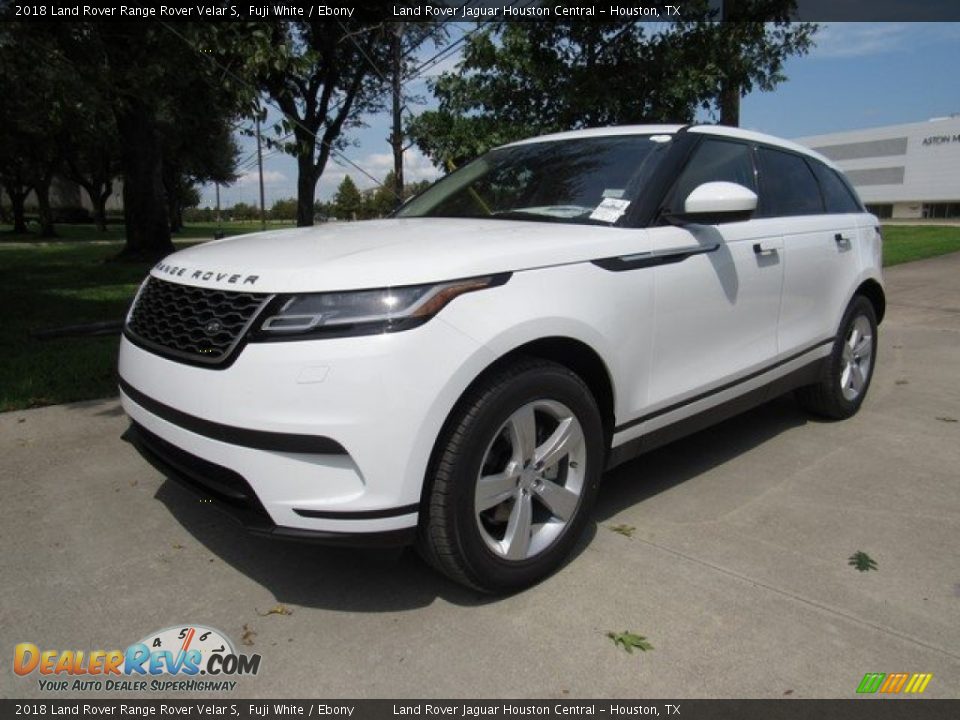 Front 3/4 View of 2018 Land Rover Range Rover Velar S Photo #10