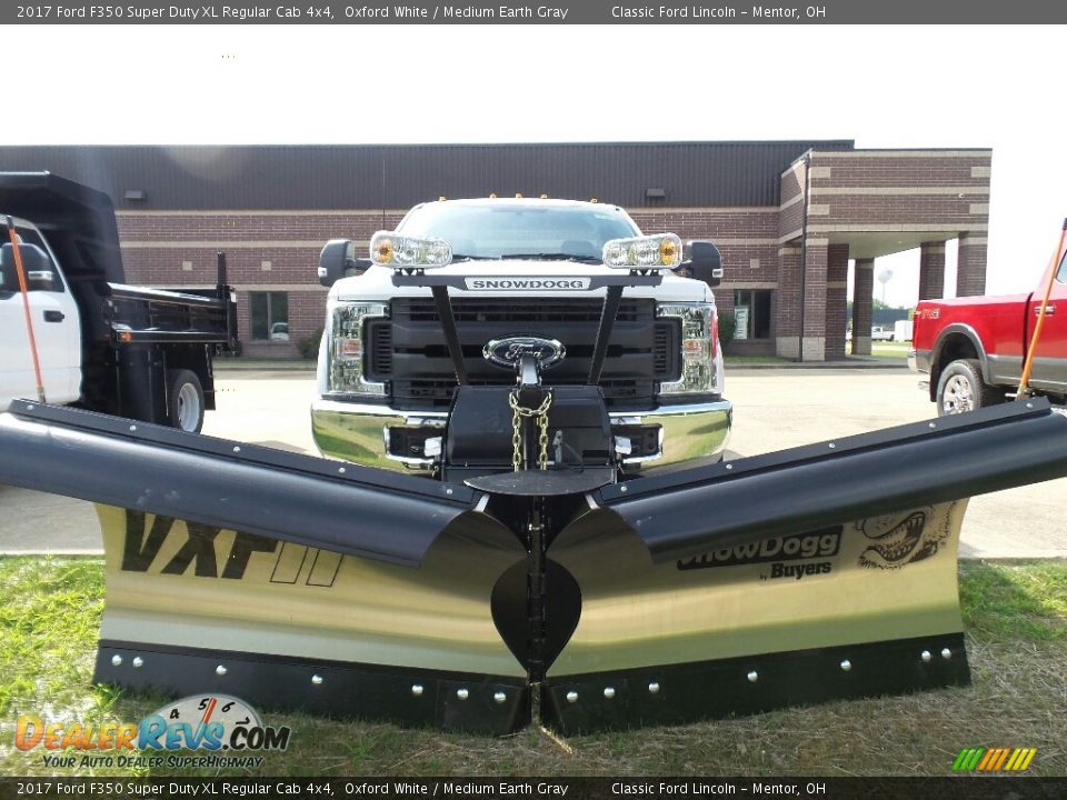 2017 Ford F350 Super Duty XL Regular Cab 4x4 Oxford White / Medium Earth Gray Photo #2