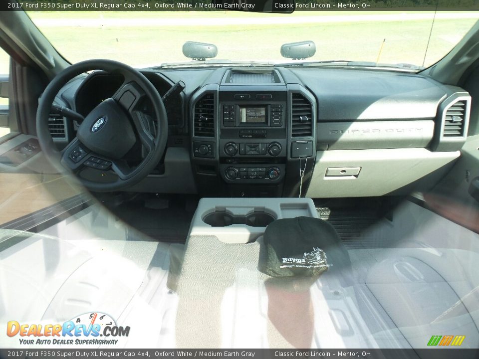 2017 Ford F350 Super Duty XL Regular Cab 4x4 Oxford White / Medium Earth Gray Photo #6