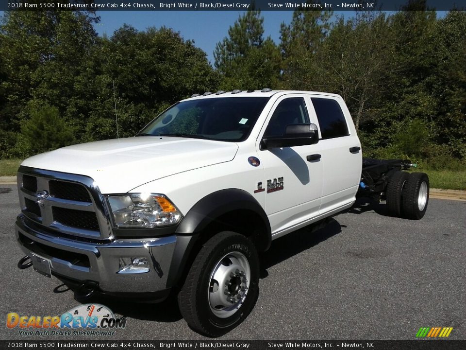 Front 3/4 View of 2018 Ram 5500 Tradesman Crew Cab 4x4 Chassis Photo #2