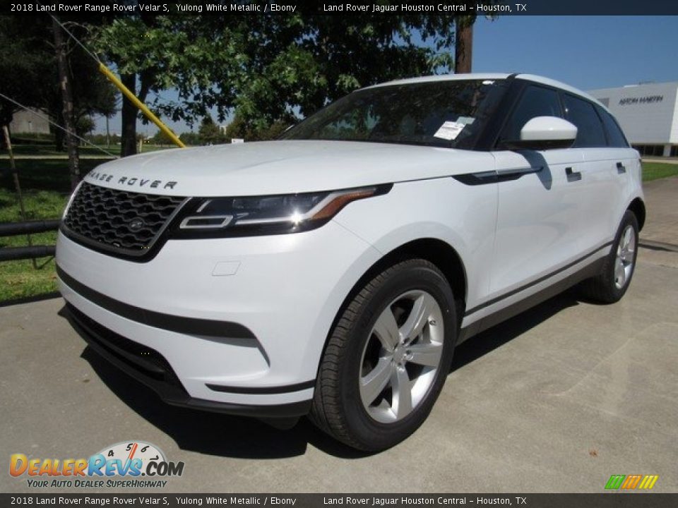 Front 3/4 View of 2018 Land Rover Range Rover Velar S Photo #10