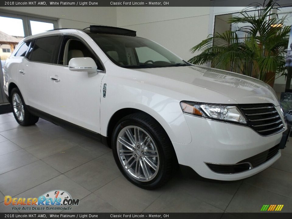 Front 3/4 View of 2018 Lincoln MKT AWD Photo #1