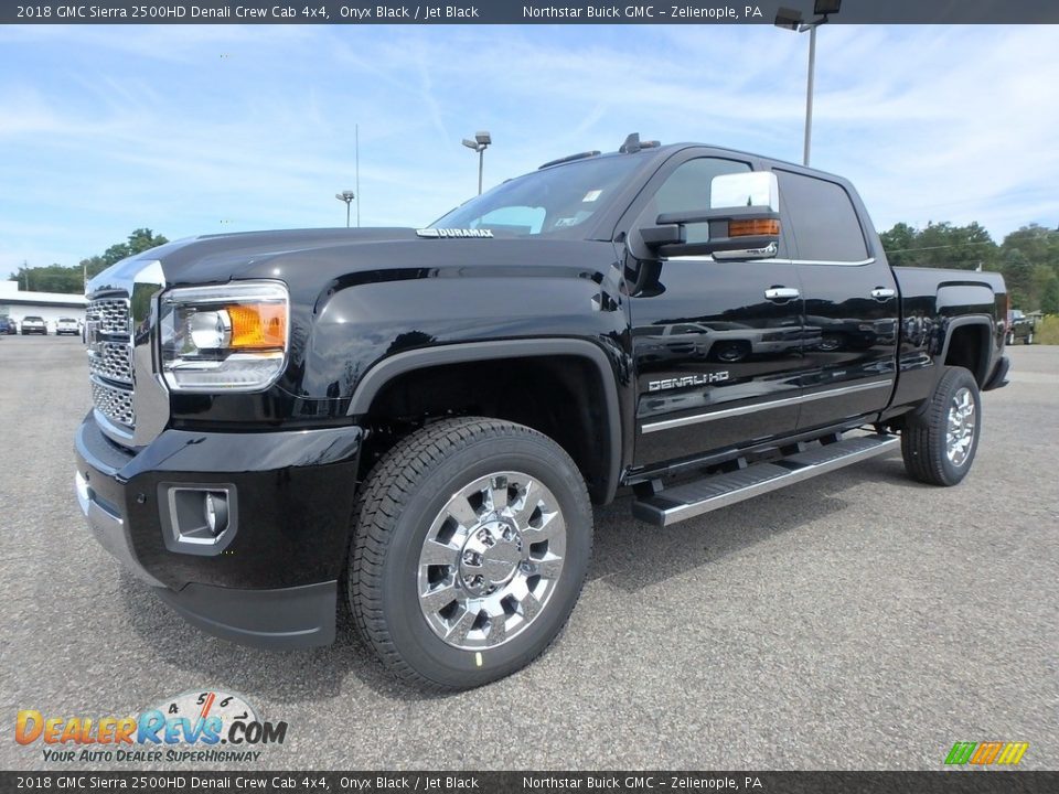 Front 3/4 View of 2018 GMC Sierra 2500HD Denali Crew Cab 4x4 Photo #1