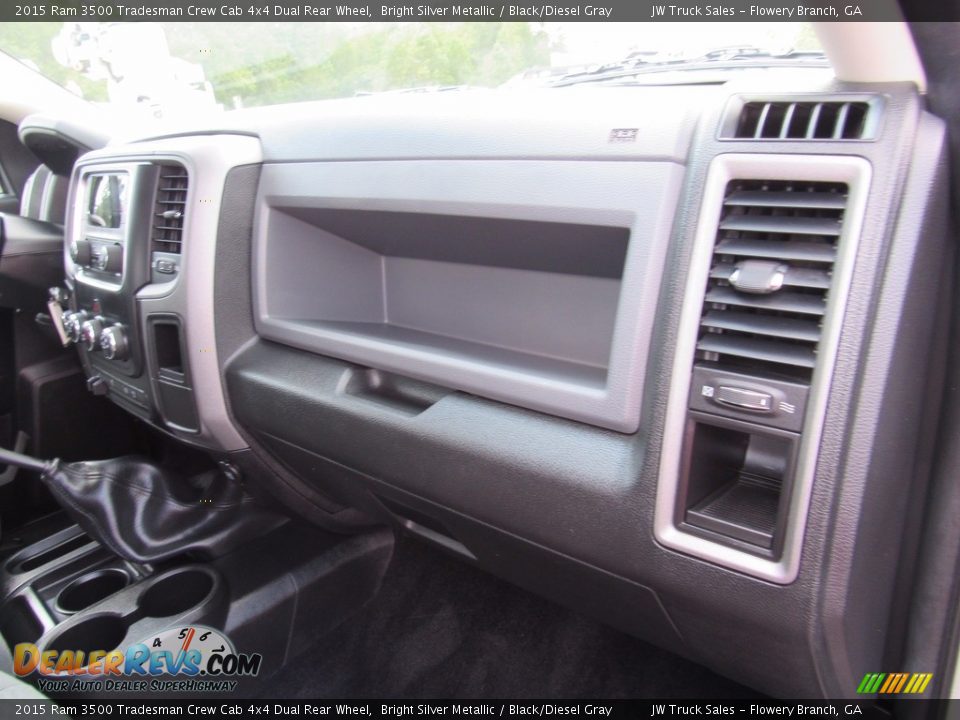 2015 Ram 3500 Tradesman Crew Cab 4x4 Dual Rear Wheel Bright Silver Metallic / Black/Diesel Gray Photo #27
