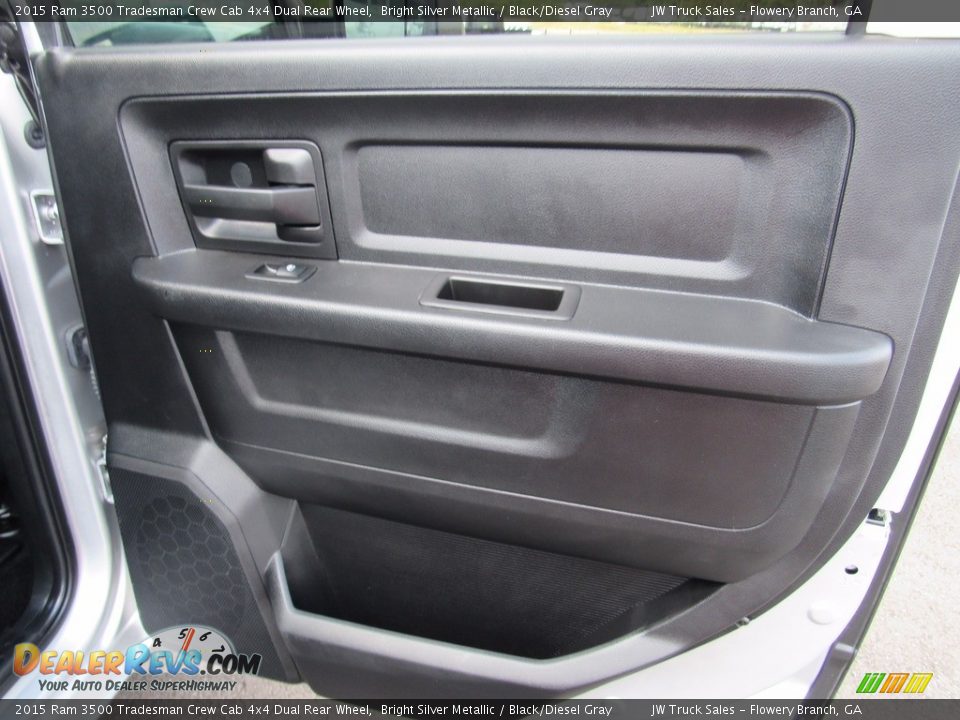 2015 Ram 3500 Tradesman Crew Cab 4x4 Dual Rear Wheel Bright Silver Metallic / Black/Diesel Gray Photo #32