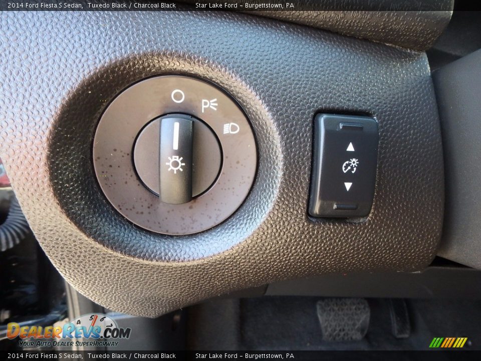 2014 Ford Fiesta S Sedan Tuxedo Black / Charcoal Black Photo #14