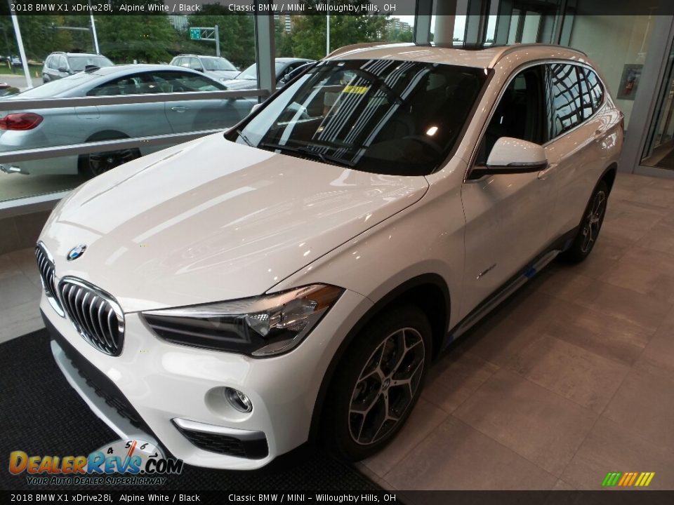 Front 3/4 View of 2018 BMW X1 xDrive28i Photo #3