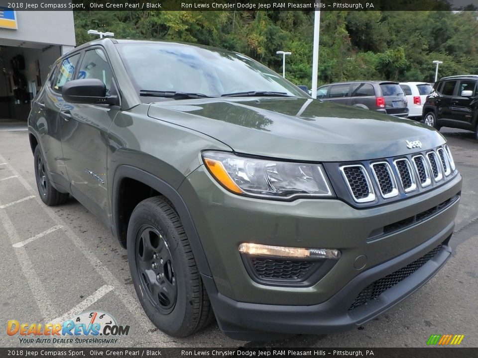 Front 3/4 View of 2018 Jeep Compass Sport Photo #7