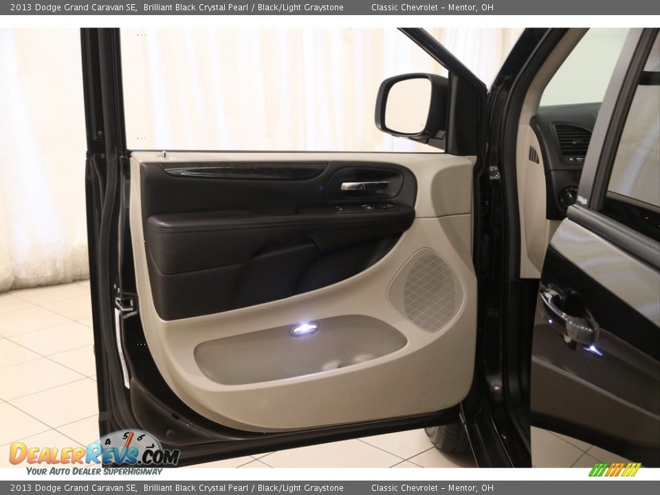 2013 Dodge Grand Caravan SE Brilliant Black Crystal Pearl / Black/Light Graystone Photo #4