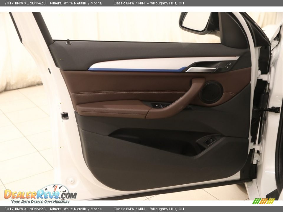 2017 BMW X1 xDrive28i Mineral White Metallic / Mocha Photo #4