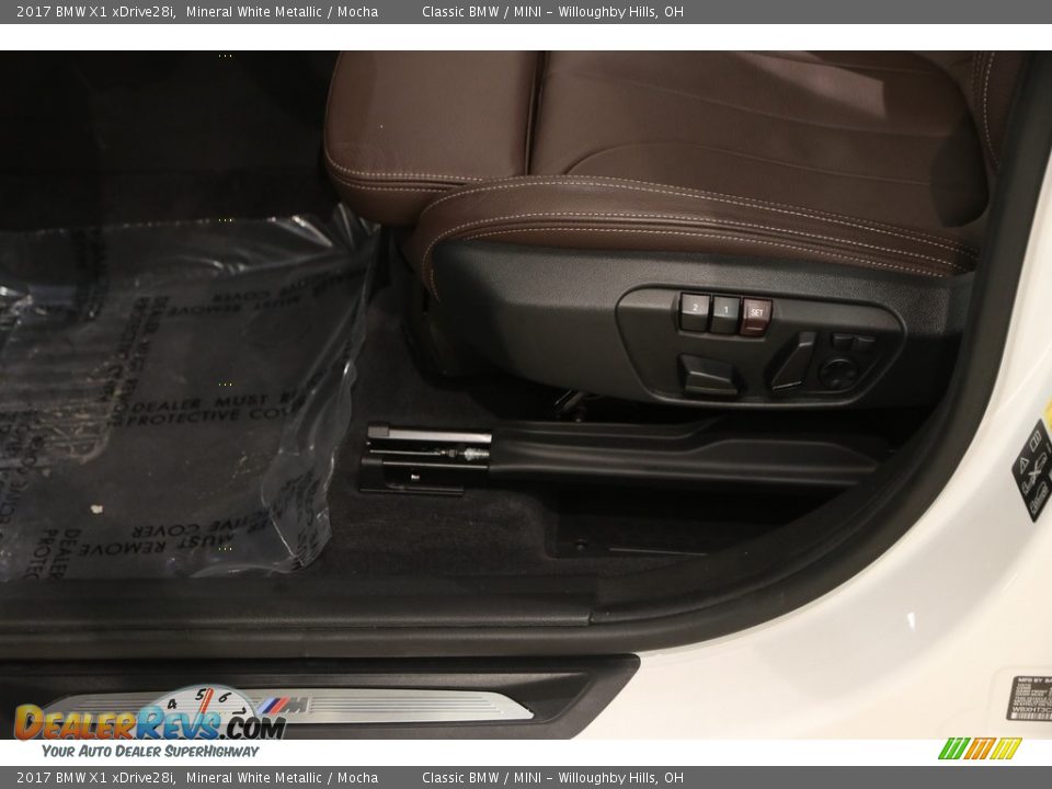 2017 BMW X1 xDrive28i Mineral White Metallic / Mocha Photo #6