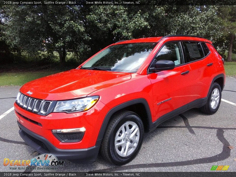 Front 3/4 View of 2018 Jeep Compass Sport Photo #2