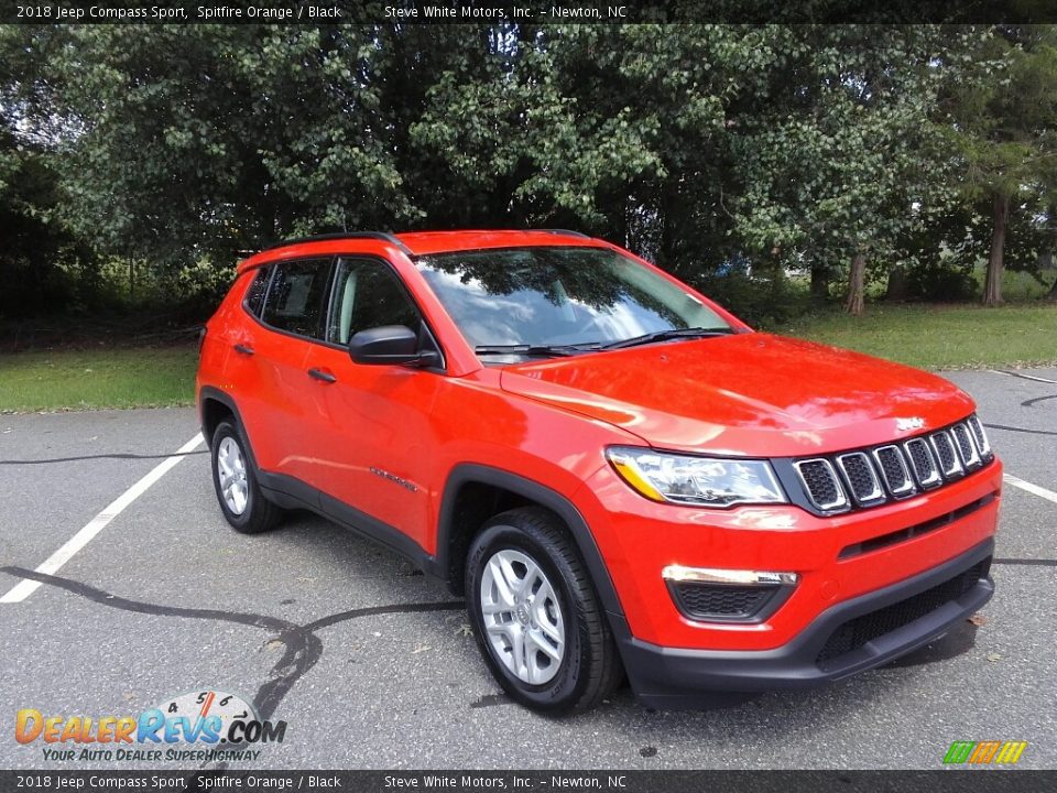 Front 3/4 View of 2018 Jeep Compass Sport Photo #4