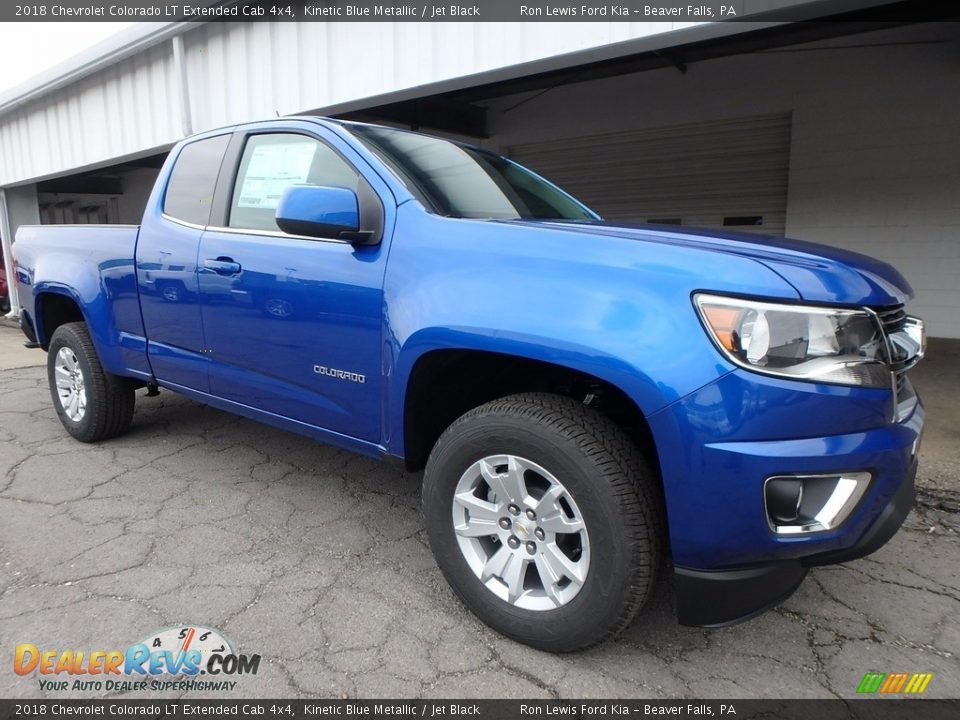 Front 3/4 View of 2018 Chevrolet Colorado LT Extended Cab 4x4 Photo #8