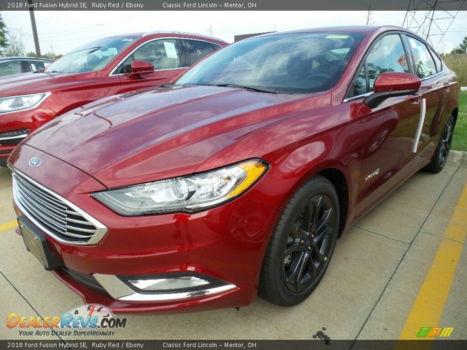 Front 3/4 View of 2018 Ford Fusion Hybrid SE Photo #1