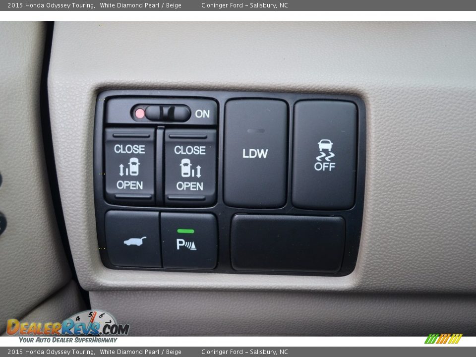 2015 Honda Odyssey Touring White Diamond Pearl / Beige Photo #30