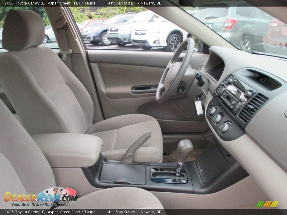 2005 Toyota Camry LE Aspen Green Pearl / Taupe Photo #16