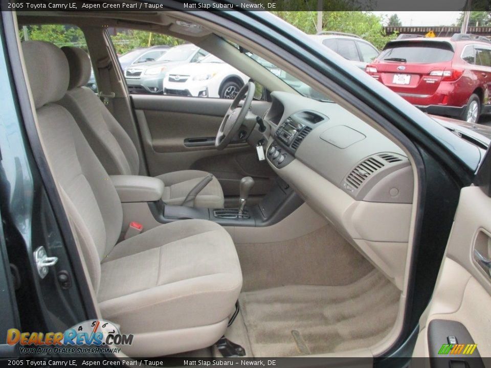 2005 Toyota Camry LE Aspen Green Pearl / Taupe Photo #17