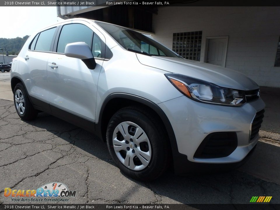 Front 3/4 View of 2018 Chevrolet Trax LS Photo #9